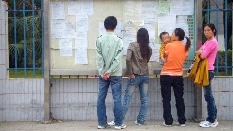 “没有社保,不敢生病,只能打工”,农村大龄女工的养老困境